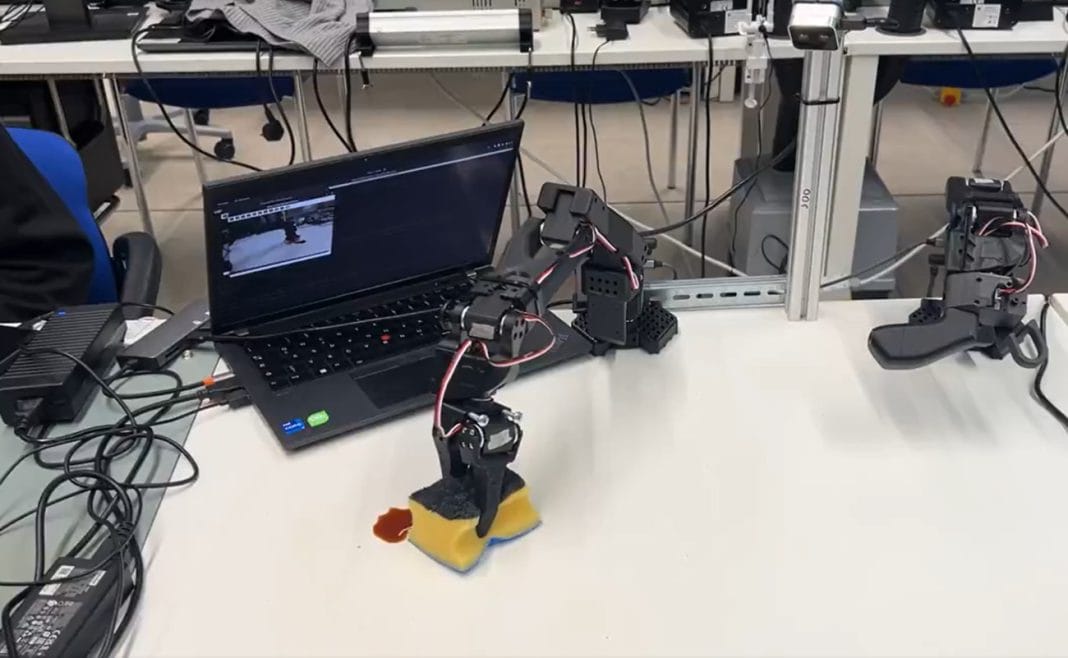 Znanstveniki so s pomočjo umetne inteligence ustvarili robotsko roko po presenetljivo nizki ceni
