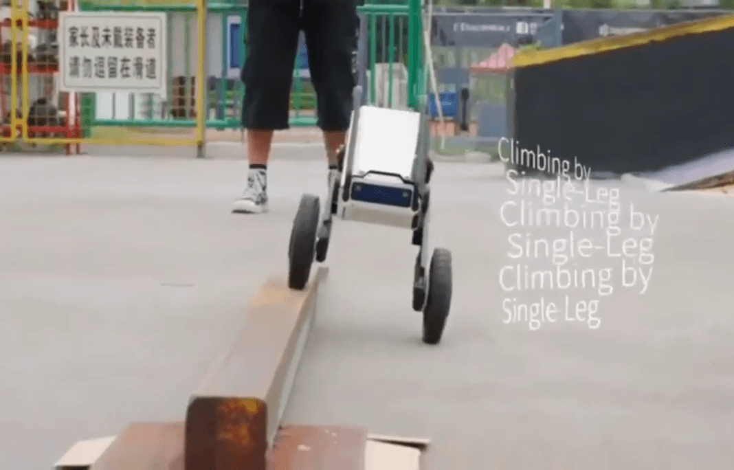 Robot na kolesih, poimenovan po dinozavru
