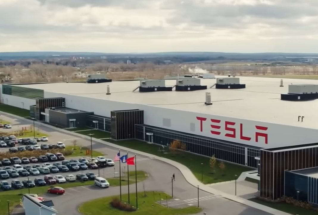 Tesla je Starlink skrila kar v avtomobil: Musk ima s satelitskim internetom še večje načrte